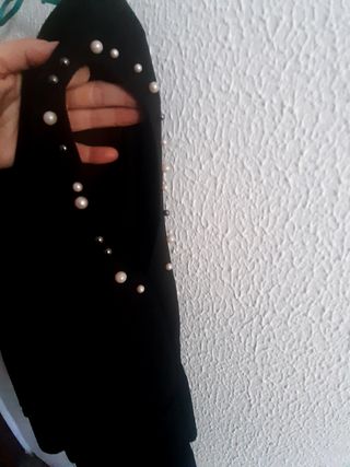 Camisa negra con perlas