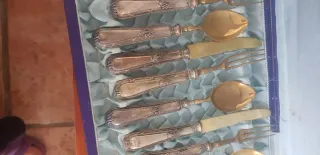 Set de cubiertos de alpaca dorados y plateados.