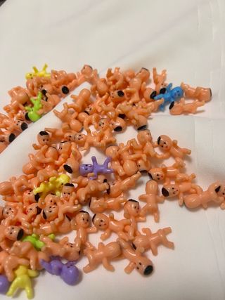 Mini bambini in plastica per giochi