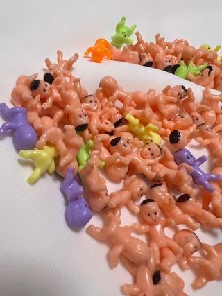 Mini bambini in plastica per giochi