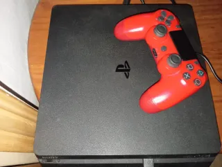 PS4 Slim Negra + Mando Rojo