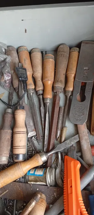 Mueble archivador metálico con herramientas