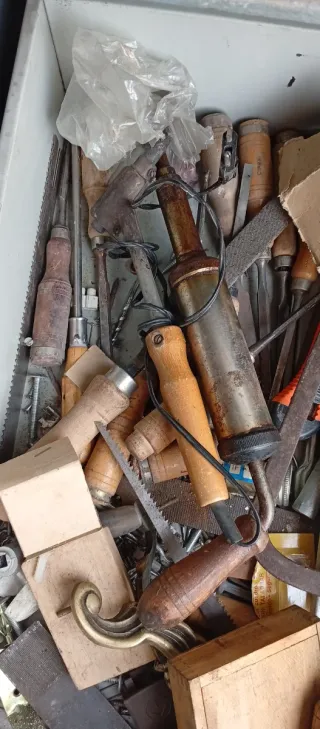 Mueble archivador metálico con herramientas