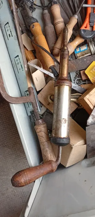 Mueble archivador metálico con herramientas