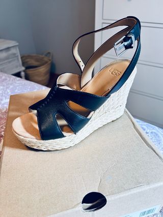 Sandalias UGG Piel Negra Cuña Esparto