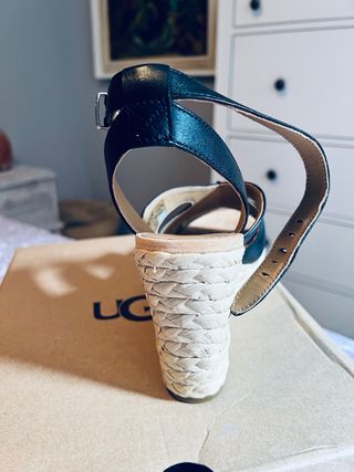 Sandalias UGG Piel Negra Cuña Esparto