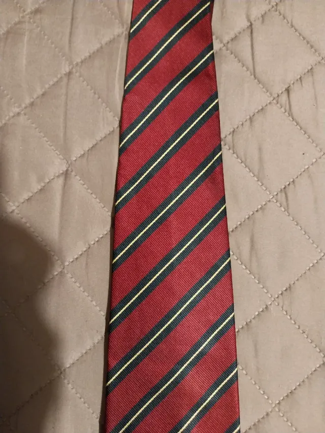 Cravatta uomo a righe rosse e nere