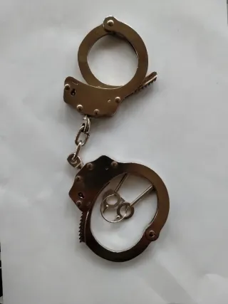 Manette in metallo con chiavi