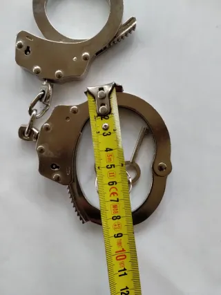 Manette in metallo con chiavi