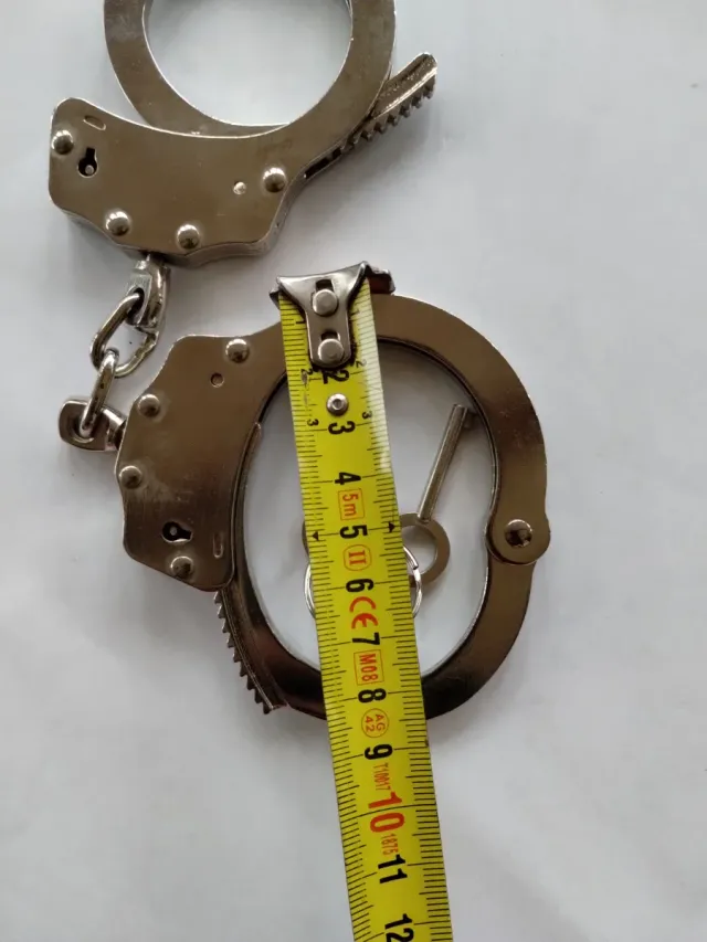 Manette in metallo con chiavi