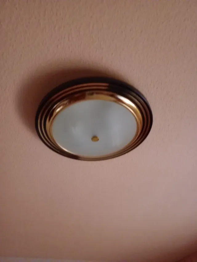 Plafón de techo dorado y negro