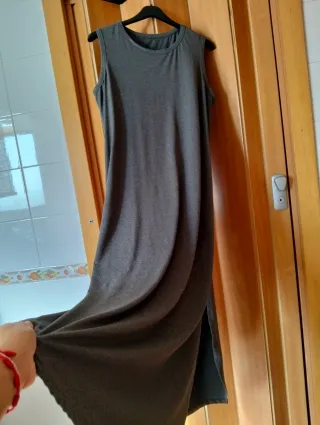 Vestido largo gris sin mangas