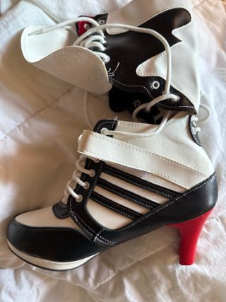 Scarpe sportive con tacco bianco, nero e rosso