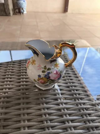 Jarra de porcelana con flores y oro
