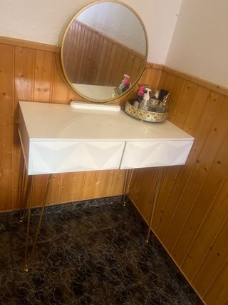 Tocador blanco con espejo redondo
