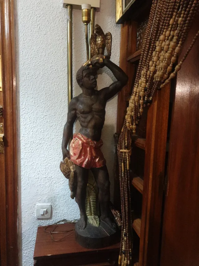 Lámpara antigua veniciana en madera tallada figura