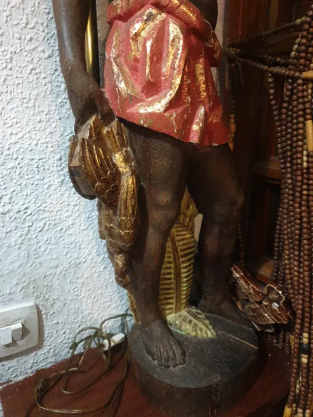 Lámpara antigua veniciana en madera tallada figura