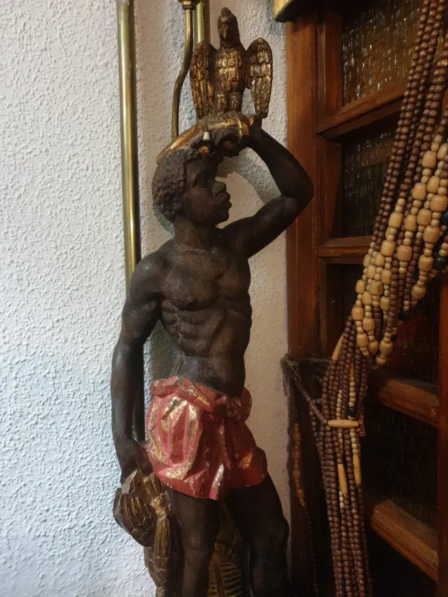 Lámpara antigua veniciana en madera tallada figura