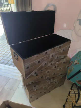 Baúl de madera decorativo con tornillos