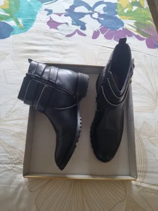 Botines negros con tachuelas 