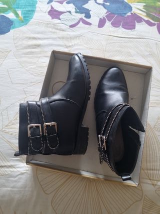 Botines negros con tachuelas 