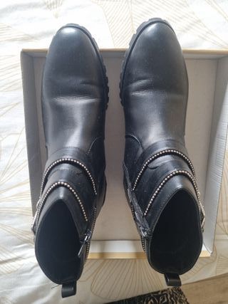 Botines negros con tachuelas 