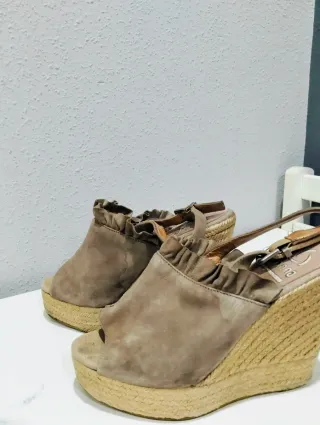 Cuñas marrones con volantes