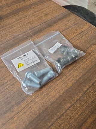 Kit 4 tornillos y 4 tuercas cruceta NUEVOS
YAMAHA
