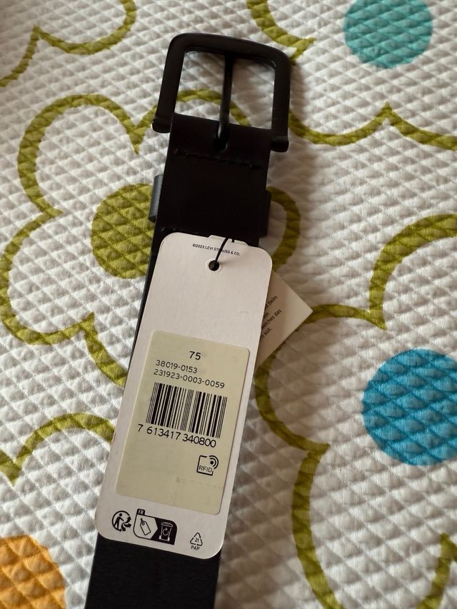 Cinturón Levi's Negro Hebilla Metálica.