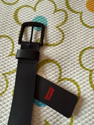 Cinturón Levi's Negro Hebilla Metálica.