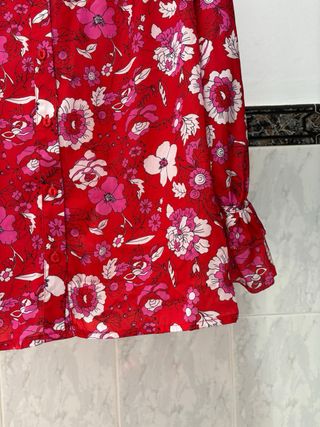 Camisa roja flores fucsia volantes talla L