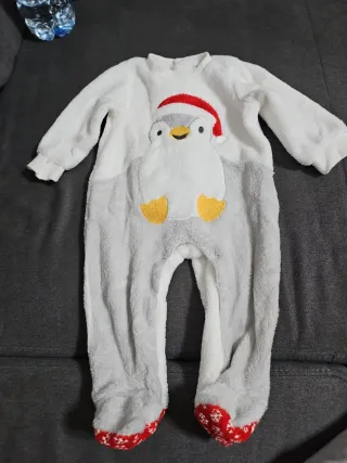 Pagliaccetto neonato con pinguino