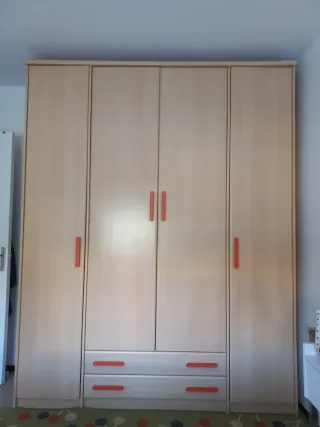 Armario 4 puertas beige con detalles rojos