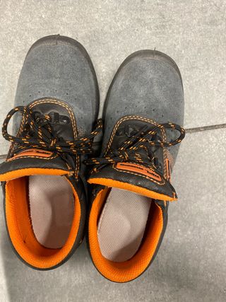 Zapatos de seguridad grises y naranjas