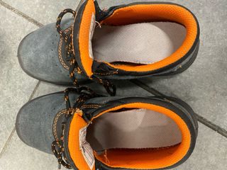 Zapatos de seguridad grises y naranjas