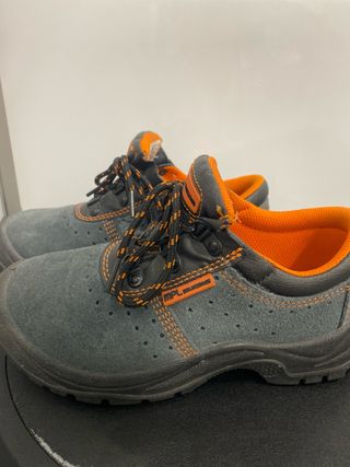 Zapatos de seguridad grises y naranjas