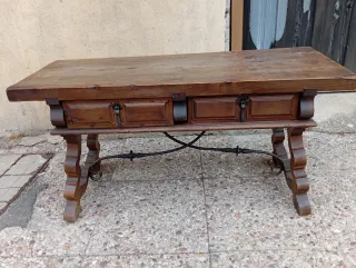 Mesa antigua de madera con cajones