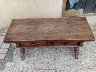 Mesa antigua de madera con cajones