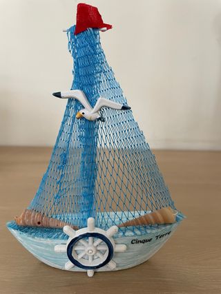 Souvenir barca a vela con conchiglie