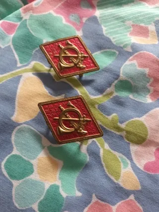 2 insignias militares rojas y doradas Ejercito de