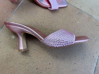 Sandalias tacón con brillos rosa y plata