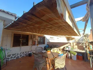 Toldo y estructura metálica exterior