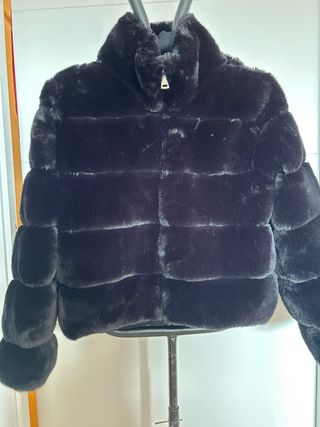 Chaqueta de pelo negra