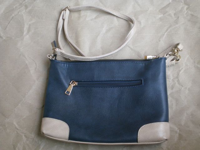Bolso azul y beige con flores bordadas