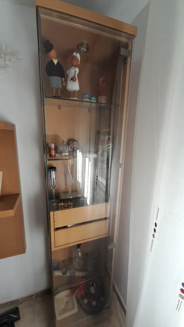 Vitrina de cristal y madera