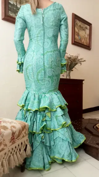 Traje de flamenca verde y turquesa