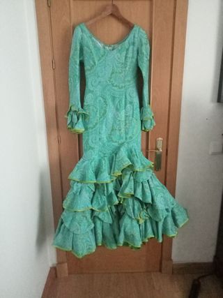 Traje de flamenca verde y turquesa