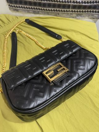Bolso Fendi Negro con Detalles Dorados