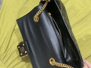 Bolso Fendi Negro con Detalles Dorados