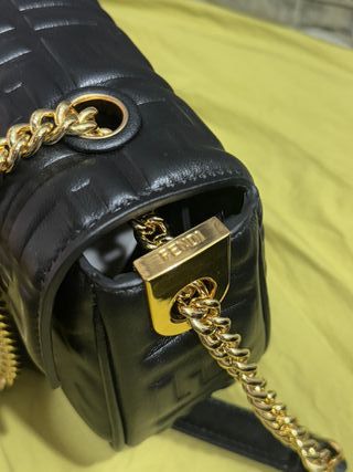 Bolso Fendi Negro con Detalles Dorados
